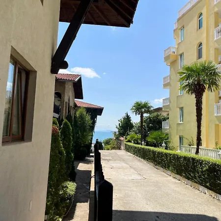 First Line In Next To Marina Complex Apartman